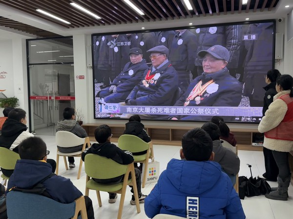 紫南社区新时代文明实践站，2025年12月13日，在紫南社区开展&ldquo;童心记历史 小手护和平&rdquo;国家公祭日主题教育活动。拍摄单位：紫南社区，拍摄者：徐慧  (3).JPG