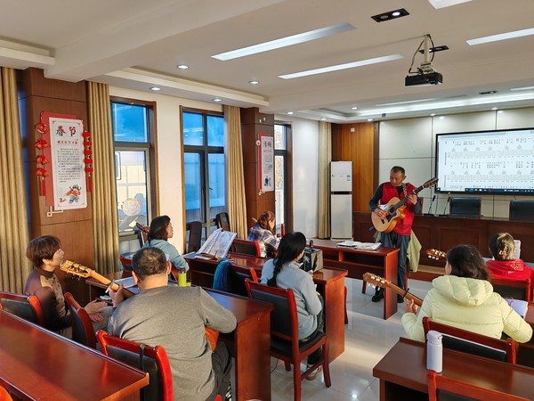 徐岗社区吉他文艺骨干队伍日常排练.jpg