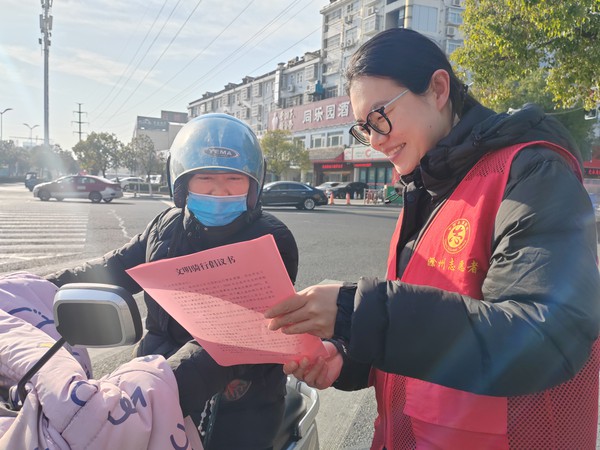 银西社区，2026年1月14日在辖区交通路口开展&ldquo;文明骑行 绿色环保&rdquo;宣传活动   拍摄者：王婷婷   银西社区.jpg