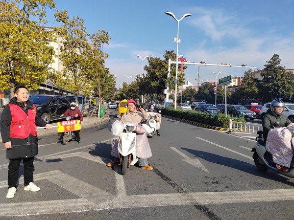 银西社区，2026年1月14日在辖区交通路口开展&ldquo;文明骑行 绿色环保&rdquo;宣传活动  拍摄者：王婷婷   银西社区.jpg
