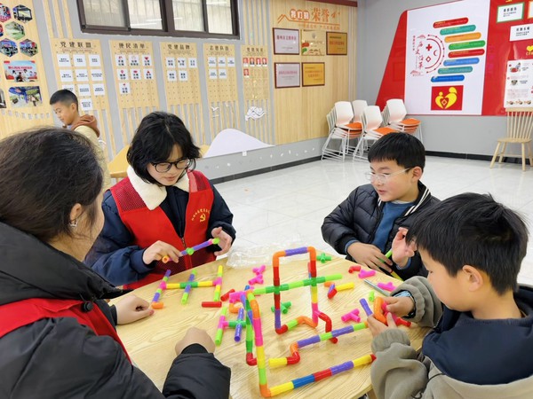 滁州市南谯区同乐街道阳明社区新时代文明实践站，2026年1月17日下午，阳明社区新时代文明实践点，开展&ldquo;小手拼世界 童心筑梦想&rdquo;扫黄打非&bull;护苗主题活动（拍摄者：徐博庆，拍摄单位：阳明社区） (4).jpg