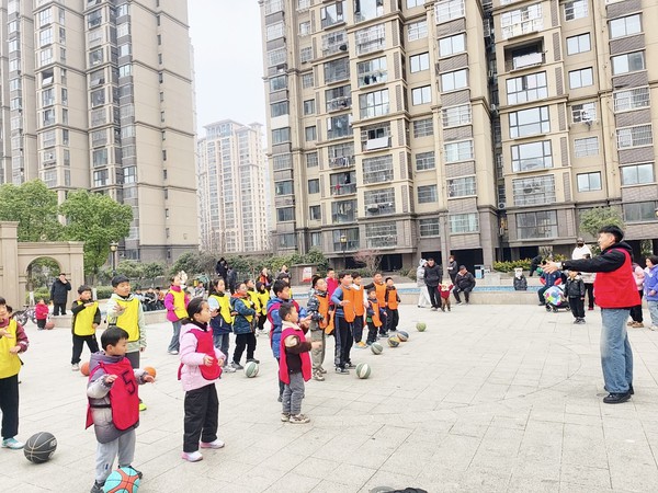 滁州市南谯区同乐街道阳明社区新时代文明实践站，2026年1月17日下午，尚城国际小区，开展&rdquo;趣味篮球润童心 活力运动伴成长&ldquo;健身活动（拍摄者：仝基莉，拍摄单位：阳明社区）.jpg