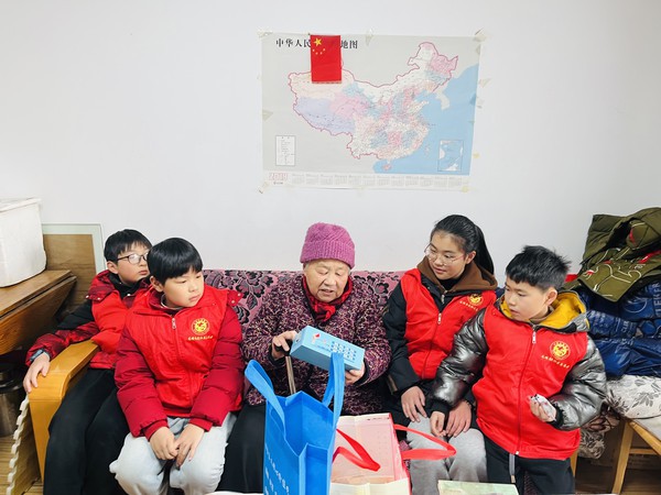 龙蟠南苑社区开展&ldquo;暖冬叩门行 温情慰银龄&rdquo;主题活动.jpg