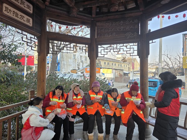 2026年1月23日腰铺社区新时代文明实践站&ldquo;粥到暖人心 致敬城市唤醒者&rdquo;&mdash;&mdash;腊八节主题活动.jpg