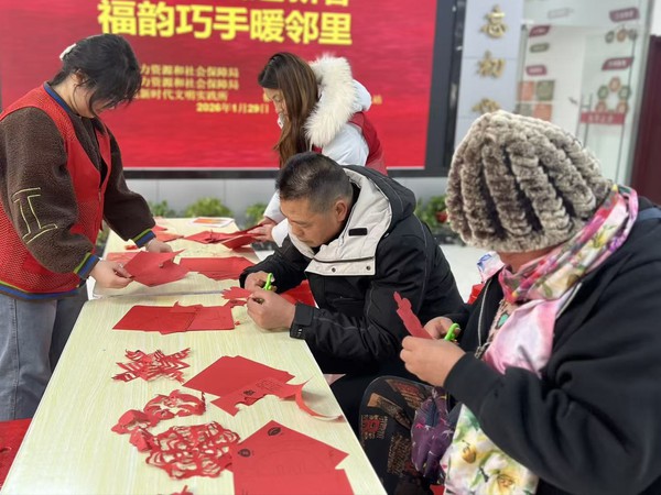 银东社区2025年1月29日开展&ldquo;社区剪纸迎新春 福韵巧手暖邻里&rdquo;主题活动    拍摄者：王阳   工作单位：银东社区 (1).jpg