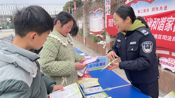 2月9日，腰铺镇结合&ldquo;四季村晚&rdquo;向未成年人开展普法教育.jpg