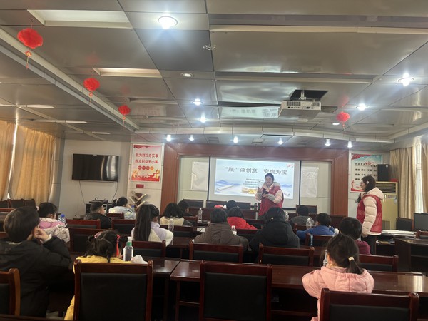 2026年2月4日,花园社区开展“瓶”添创意 变废为宝主题活动.jpg