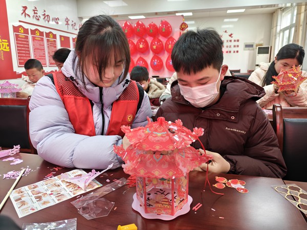 2026年2月28日腰铺社区新时代文明实践站&ldquo;童心巧手制宫灯 气球藏&lsquo;谜&rsquo;闹元宵&rdquo;&mdash;&mdash;腰铺社区2026年&ldquo;我们的节日&middot;元宵节&rdquo;主题活动2.jpg