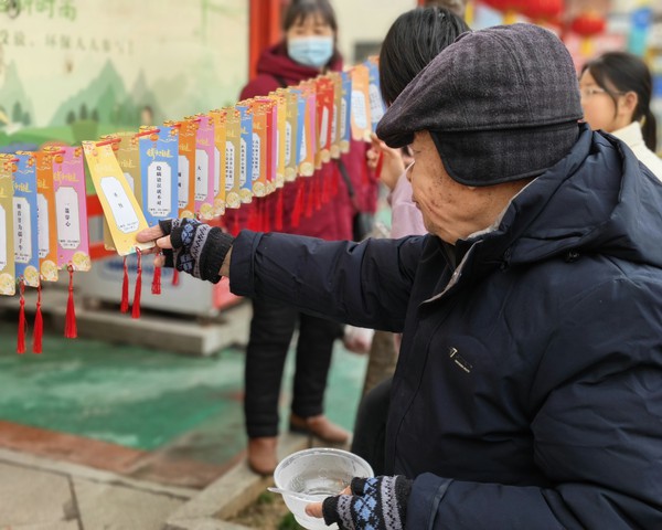 银东社区2026年3月3日开展&ldquo;邻里齐聚乐团圆 欢欢喜喜闹元宵&rdquo;&mdash;&mdash;&ldquo;我们的节日&middot;元宵&rdquo;主题文化活动   拍摄者：王阳   工作单位：银东社区 (25).jpg