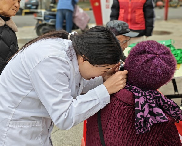 银东社区2026年3月3日上午开展“全民科学爱耳,共护听力康”——“全国爱耳日”主题宣传服务活动 拍摄者:王阳 工作单位:银东社区 (1).jpg