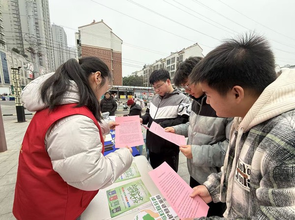滁州市南谯区文昌花园社区，2026年3月5日上午，开展&ldquo;义诊服务暖人心 垃圾分类树新风 &rdquo;--学雷锋&middot;文明实践我行动活动。（拍摄单位：文昌花园社区 拍摄人：张晨） (7).jpg