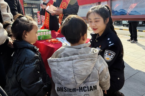 滁州市南谯区文昌花园社区，2026年3月13日上午，开展&ldquo;学习反诈法 守护钱袋子&rdquo;活动。（拍摄单位：文昌花园社区 拍摄人：张晨）   (3).jpg