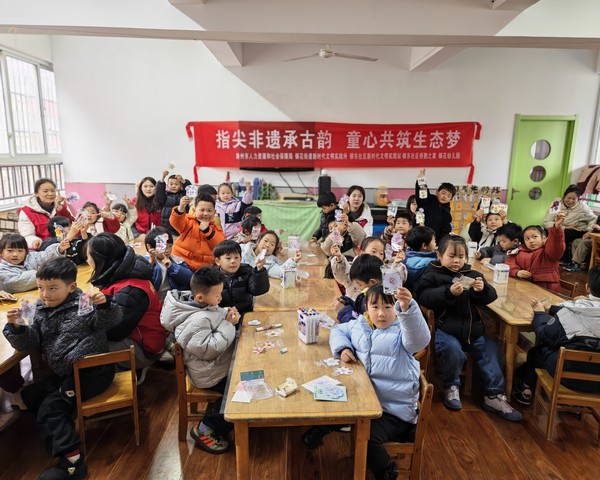 银东社区2026年3月18日开展&ldquo;指尖非遗承古韵，童心共筑生态梦&rdquo;主题活动   拍摄者：王阳  工作单位：银东社区 (20).jpg