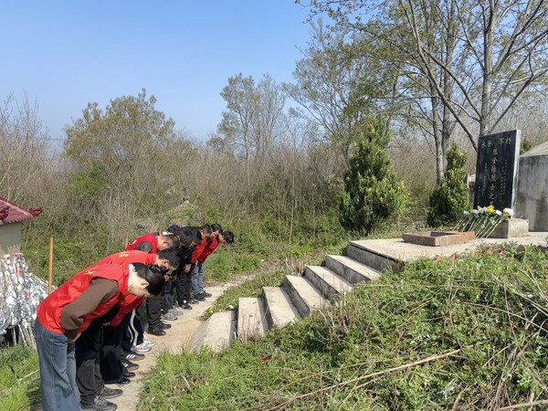 4月2日，沙河镇开展&ldquo;缅怀先烈 致敬英雄&rdquo;主题祭扫活动 (2).jpg