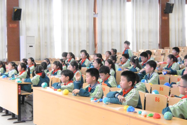 滁州市南谯区文昌花园社区，2026年4月15日，开展&ldquo;科普润童心 地理启新知&rdquo;活动。（拍摄单位：文昌花园社区 拍摄人：张晨）     (13).jpg