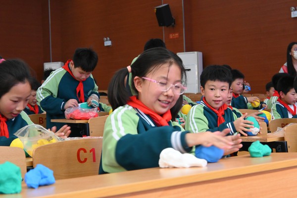 滁州市南谯区文昌花园社区，2026年4月15日，开展&ldquo;科普润童心 地理启新知&rdquo;活动。（拍摄单位：文昌花园社区 拍摄人：张晨）     (9).jpg