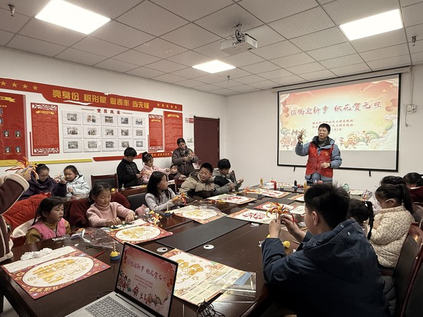 红庙社区新时代文明实践站，2026年1月2日下午，在红庙社区开展&ldquo;拓福迎新岁 织花贺元旦&rdquo;主题未成年人活动 （拍摄作者：红庙社区毛誉瑾）(10).jpg