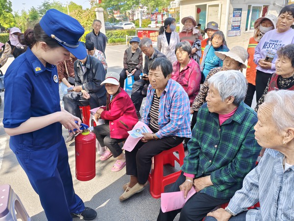 2026年5月11日腰铺社区新时代文明实践站&ldquo;防灾减灾大课堂 消防知识进广场&rdquo;主题科普教育活动3.jpg