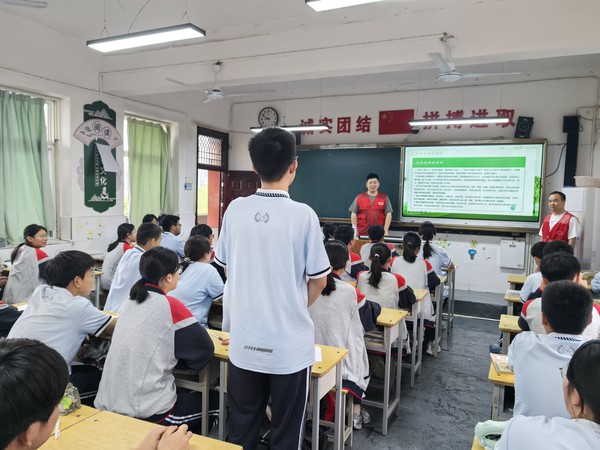 红庙社区新时代文明实践站，2026年5月26日上午，在滁州市第八中学开展&ldquo;回收焕新生，分类新时尚&rdquo;主题活动（拍摄作者：徐岗社区刘申昇） (6).jpg