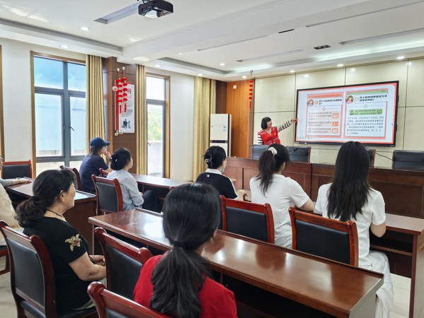 徐岗社区新时代文明实践站，2026年6月10日上午，在徐岗社区开展&ldquo;倡导积极婚育观，普及科学托育理念&rdquo;主题宣传活动（拍摄作者：徐岗社区刘申昇） (2).jpg