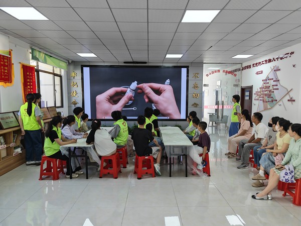 银东社区2026年6月6日开展&ldquo;趣味化学进社区，科普润心伴成长&rdquo;主题未成年人科普活动     拍摄者：王阳 工作单位：银东社区 (3).jpg
