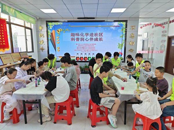 银东社区2026年6月6日开展&ldquo;趣味化学进社区，科普润心伴成长&rdquo;主题未成年人科普活动     拍摄者：王阳 工作单位：银东社区 (24).jpg