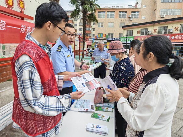 银东社区2026年6月24日开展&rdquo;人人讲安全，个个会应急&mdash;&mdash;排查整治风险隐患&ldquo;主题科普活动     拍摄者：王阳   工作单位：银东社区 (2).jpg