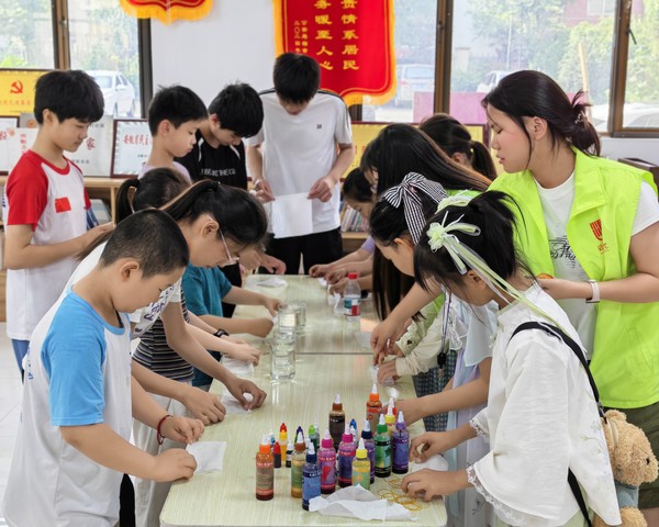 银东社区2026年7月9日开展&ldquo;探秘科学魔法，邂逅非遗扎染&mdash;&mdash;银东社区夏日奇妙之旅&rdquo;主题未成年人活动   拍摄者：王阳   工作单位：银东社区 (20).jpg