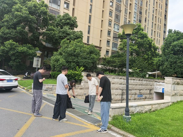 7月12日上午 中央公馆小区 街道及社区干部 查看车库排水点情况.jpg