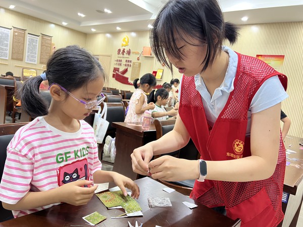 滁州市南谯区同乐街道东坡社区新时代文明实践站2026年7月15日上午开展“锦绣宋锦 手作发饰”主题活动(拍摄人:周琳 拍摄单位:东坡社区) (1).jpg