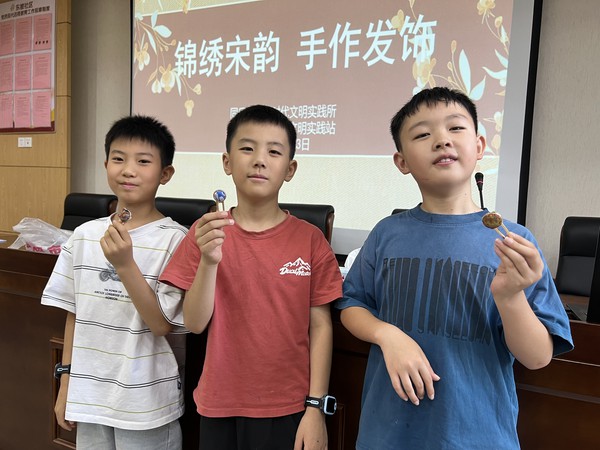 滁州市南谯区同乐街道东坡社区新时代文明实践站2026年7月15日上午开展“锦绣宋锦 手作发饰”主题活动(拍摄人:周琳 拍摄单位:东坡社区) (5).jpg