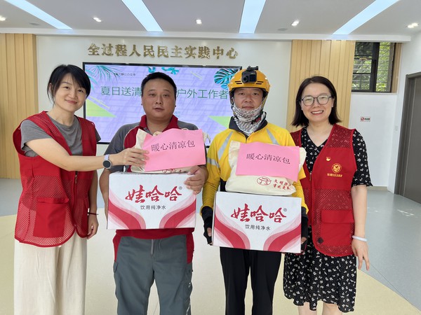 滁州市南谯区同乐街道东坡社区新时代文明实践站2026年7月15日上午开展“夏日送清凉 关爱户外劳动者”主题活动(拍摄人:周琳 拍摄单位:东坡社区) (5).jpg