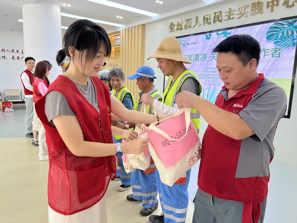 滁州市南谯区同乐街道东坡社区新时代文明实践站2026年7月15日上午开展“夏日送清凉 关爱户外劳动者”主题活动(拍摄人:周琳 拍摄单位:东坡社区) (1).jpg