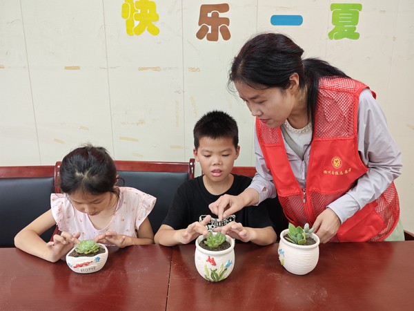 2026年7月23日腰铺社区新时代文明实践站&ldquo;巧手植绿意 花香伴成长&rdquo;暑期多肉盆栽手工课堂1.jpg