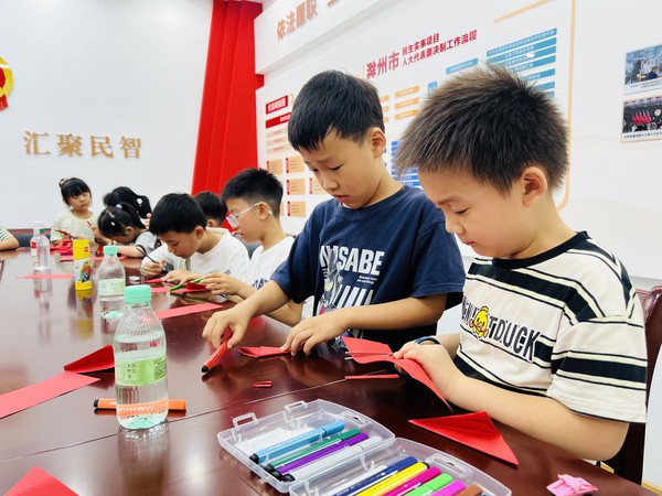 滁州市南谯区同乐街道东坡社区新时代文明实践站2026年7月31日上午开展&ldquo;纸上生花 童心传承&rdquo;手工剪纸活动（拍摄人：周琳 拍摄单位：东坡社区） (2).jpg
