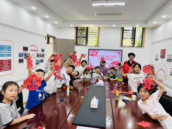 滁州市南谯区同乐街道东坡社区新时代文明实践站2026年7月31日上午开展&ldquo;纸上生花 童心传承&rdquo;手工剪纸活动（拍摄人：周琳 拍摄单位：东坡社区） (7).jpg