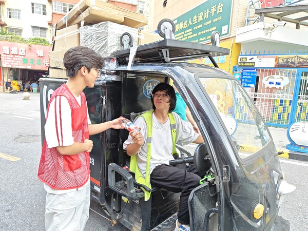 银东社区2026年8月7日联合团区委开展&ldquo;夏日送清凉，关怀暖人心&rdquo;主题志愿服务活动     拍摄者：王阳    工作单位：银东社区 (5).jpg