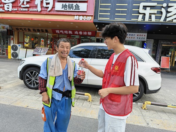 银东社区2026年8月7日联合团区委开展&ldquo;夏日送清凉，关怀暖人心&rdquo;主题志愿服务活动     拍摄者：王阳    工作单位：银东社区 (7).jpg