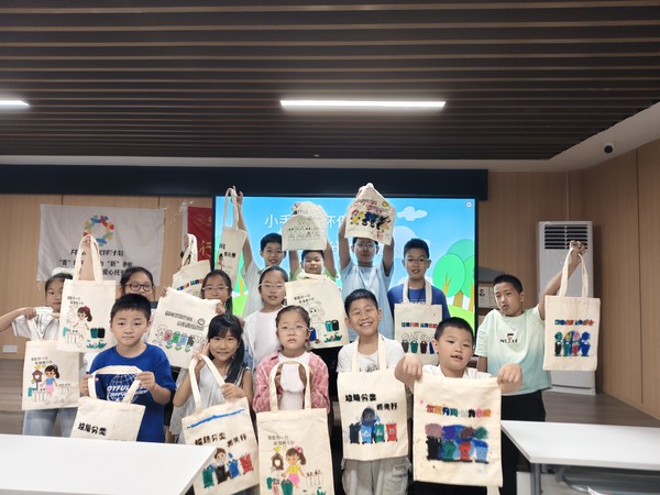 2026年8月7日，天逸华府社区组织党员志愿者开展未成年人手绘分类袋及垃圾分类知识宣传活动。 (2).jpg