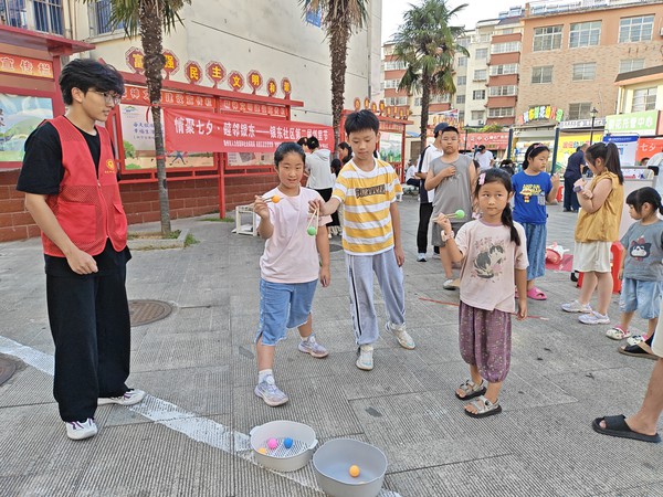银东社区2026年8月8日，银东社区在银花新村小区举办情聚七夕&middot;睦邻银东第二届邻里节活动      拍摄者：王阳  工作单位：银东社区 (2).jpg