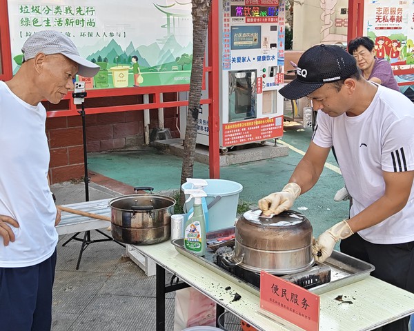 银东社区2026年8月8日，银东社区在银花新村小区举办情聚七夕&middot;睦邻银东第二届邻里节活动      拍摄者：王阳  工作单位：银东社区 (1).jpeg