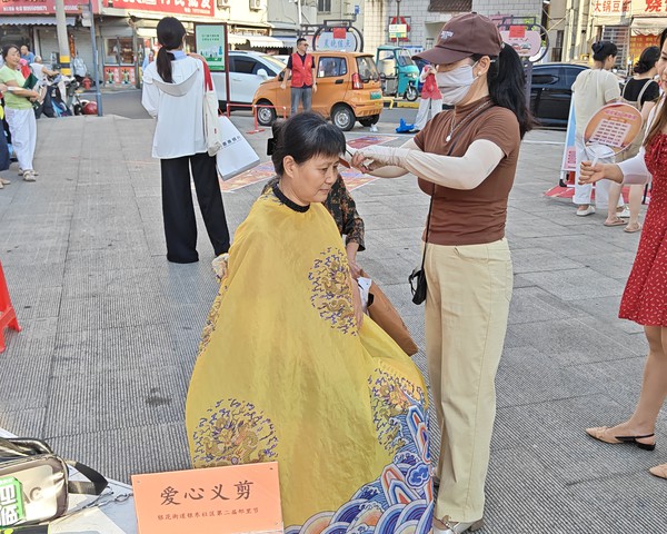 银东社区2026年8月8日，银东社区在银花新村小区举办情聚七夕&middot;睦邻银东第二届邻里节活动      拍摄者：王阳  工作单位：银东社区 (3).jpg