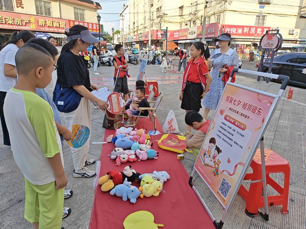 银东社区2026年8月8日，银东社区在银花新村小区举办情聚七夕&middot;睦邻银东第二届邻里节活动      拍摄者：王阳  工作单位：银东社区 (6).jpg