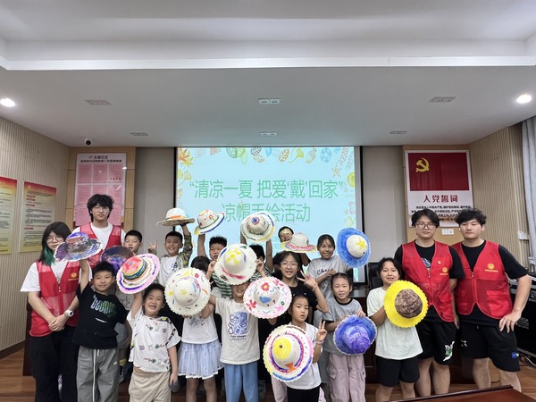 滁州市南谯区同乐街道东坡社区新时代文明实践站2026年8月7日上午开展&ldquo;清凉一夏 把爱&lsquo;戴&rsquo;回家&rdquo;凉帽手工活动（拍摄人：周琳 拍摄单位：东坡社区） (1).jpg