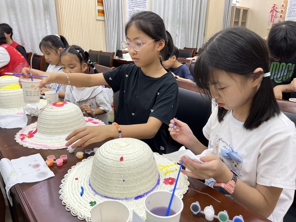 滁州市南谯区同乐街道东坡社区新时代文明实践站2026年8月7日上午开展&ldquo;清凉一夏 把爱&lsquo;戴&rsquo;回家&rdquo;凉帽手工活动（拍摄人：周琳 拍摄单位：东坡社区） (6).jpg