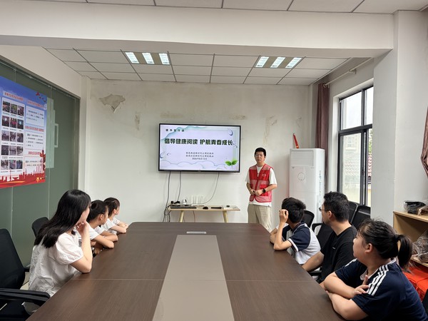 徐岗社区新时代文明实践站，2026年8月13日上午，在徐岗社区开展&ldquo;倡导健康阅读 护航青春成长&rdquo;主题绿书签护苗活动 (1).jpg