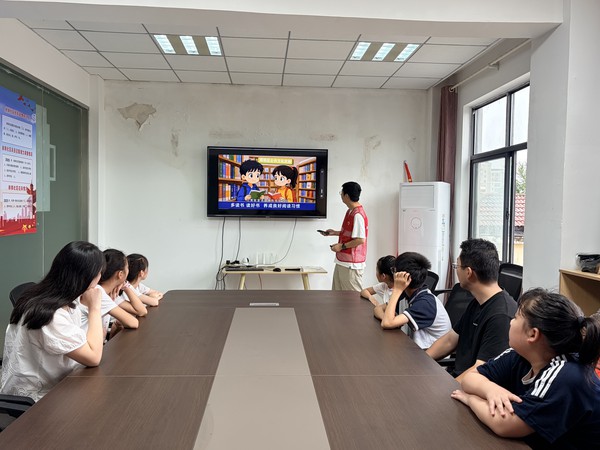 徐岗社区新时代文明实践站，2026年8月13日上午，在徐岗社区开展&ldquo;倡导健康阅读 护航青春成长&rdquo;主题绿书签护苗活动 (2).jpg