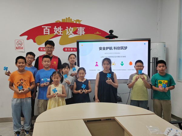 银西社区新时代文明实践站，2026年8月12日在社区活动室开展&ldquo;安全护航&middot;科创筑梦&rdquo;主题科普实践活动   拍摄者：王婷婷   银西社区 (2).jpg