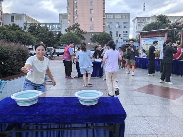 徐岗社区新时代文明实践站，2026年8月22日傍晚，徐岗社区在成业家园志愿服务广场开展&ldquo;欢聚共叙邻里情 同心齐绘幸福家&rdquo;夏日纳凉晚会暨第二届邻里节主题活动 (50).jpg