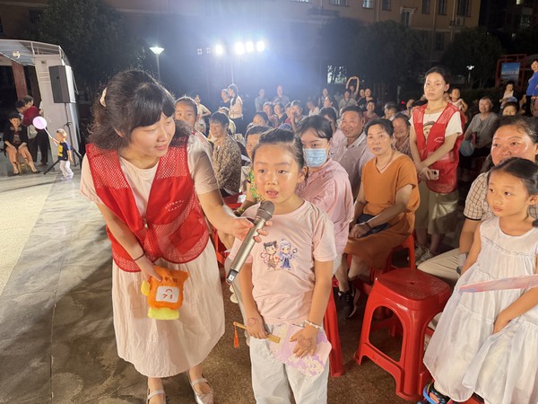徐岗社区新时代文明实践站，2026年8月22日傍晚，徐岗社区在成业家园志愿服务广场开展&ldquo;欢聚共叙邻里情 同心齐绘幸福家&rdquo;夏日纳凉晚会暨第二届邻里节主题活动 (69).jpg